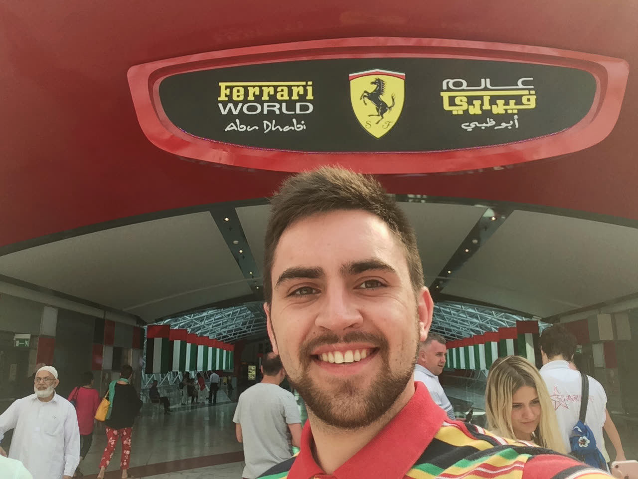 Селфі Богдана Орловського біля входу до Ferrari World в Абу-Дабі