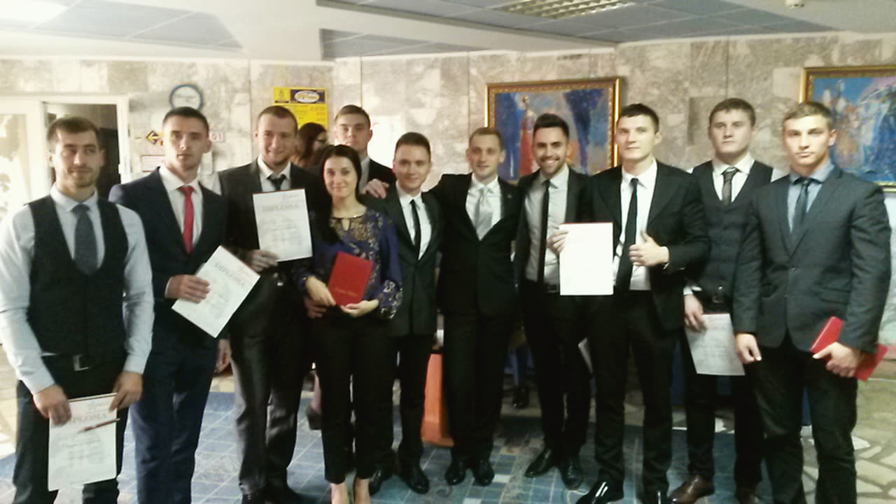 Богдан Орловський із групою після вручення дипломів