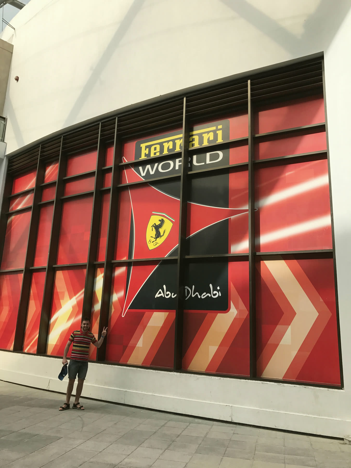 Богдан Орловський біля Ferrari World в Абу-Дабі