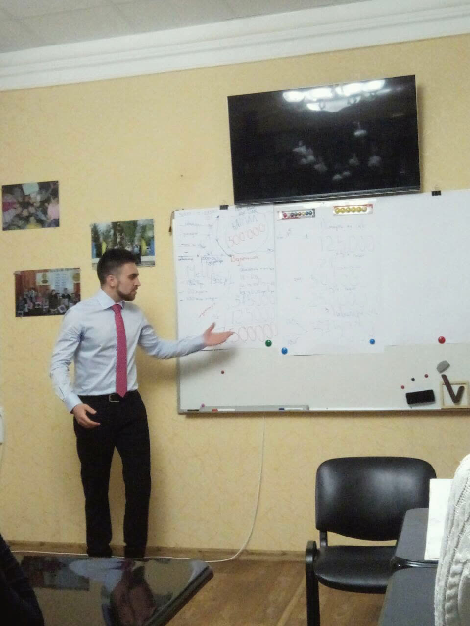 Богдан Орловський біля дошки під час заняття