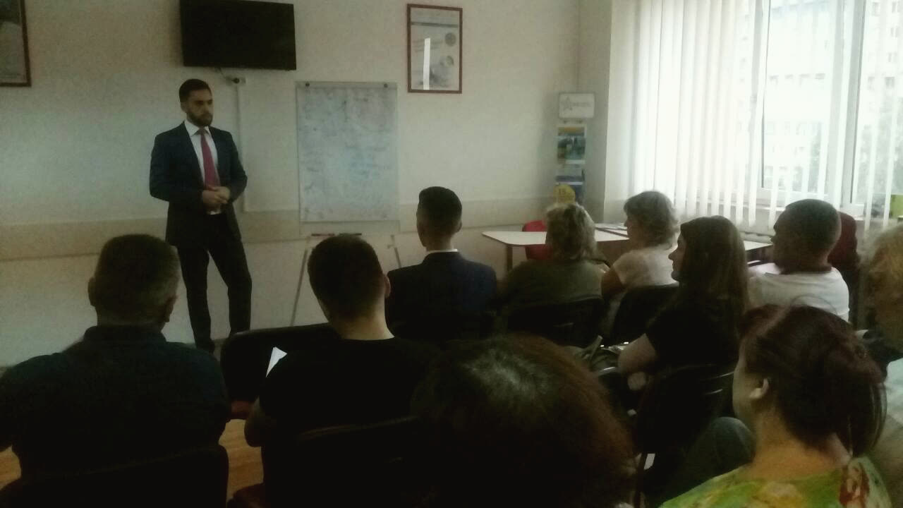 Богдан Орловський виступає перед невеликою аудиторією