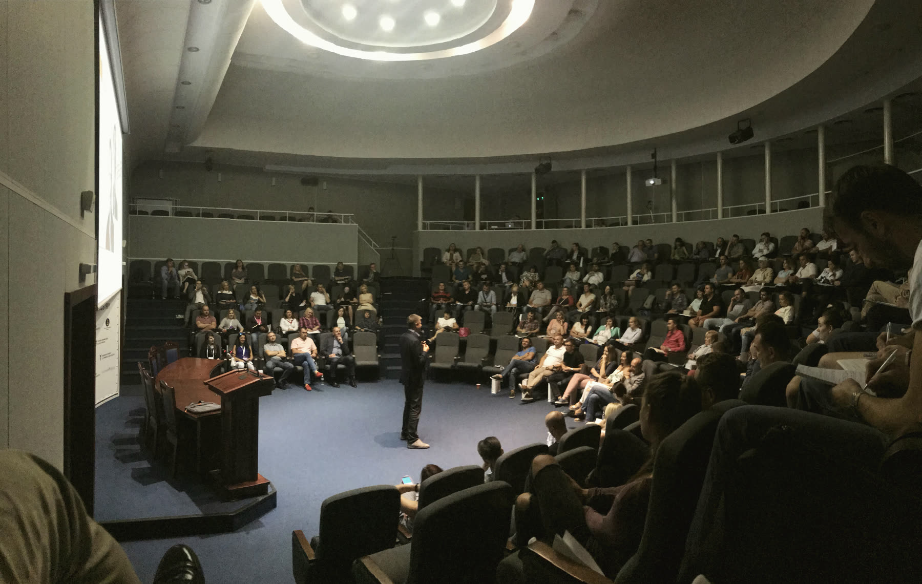 Виступ в амфітеатрі, повна аудиторія