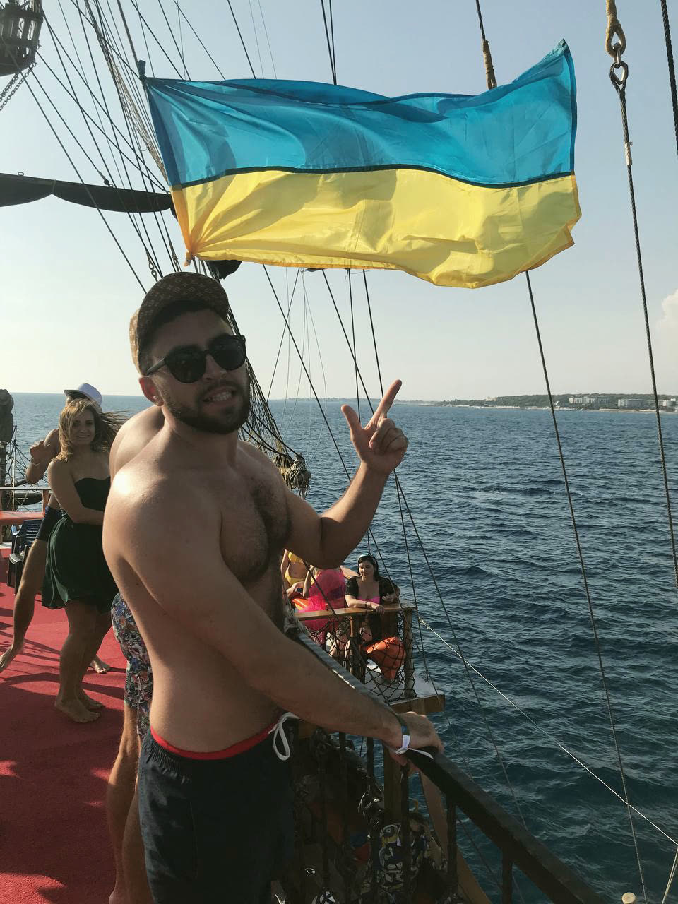 Богдан Орловський під прапором України на морі