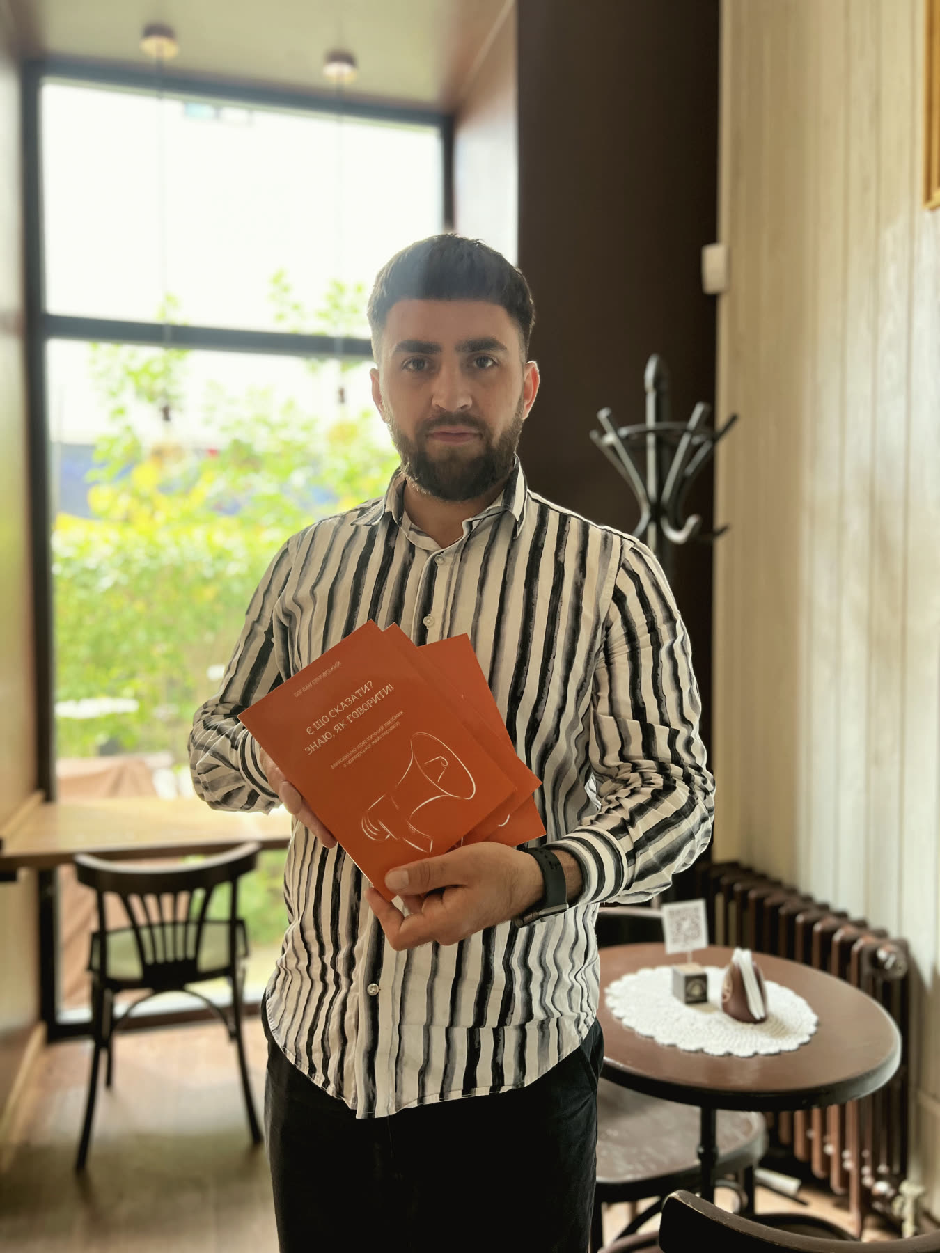 Богдан Орловський зі своєю книгою