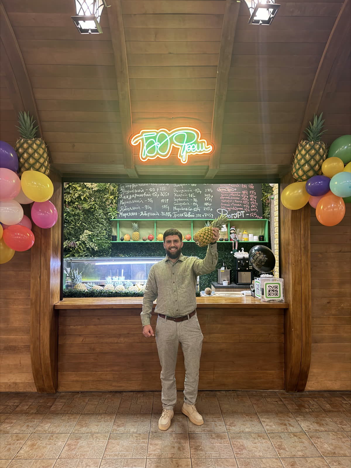 Богдан Орловський з ананасом у барі BOfresh