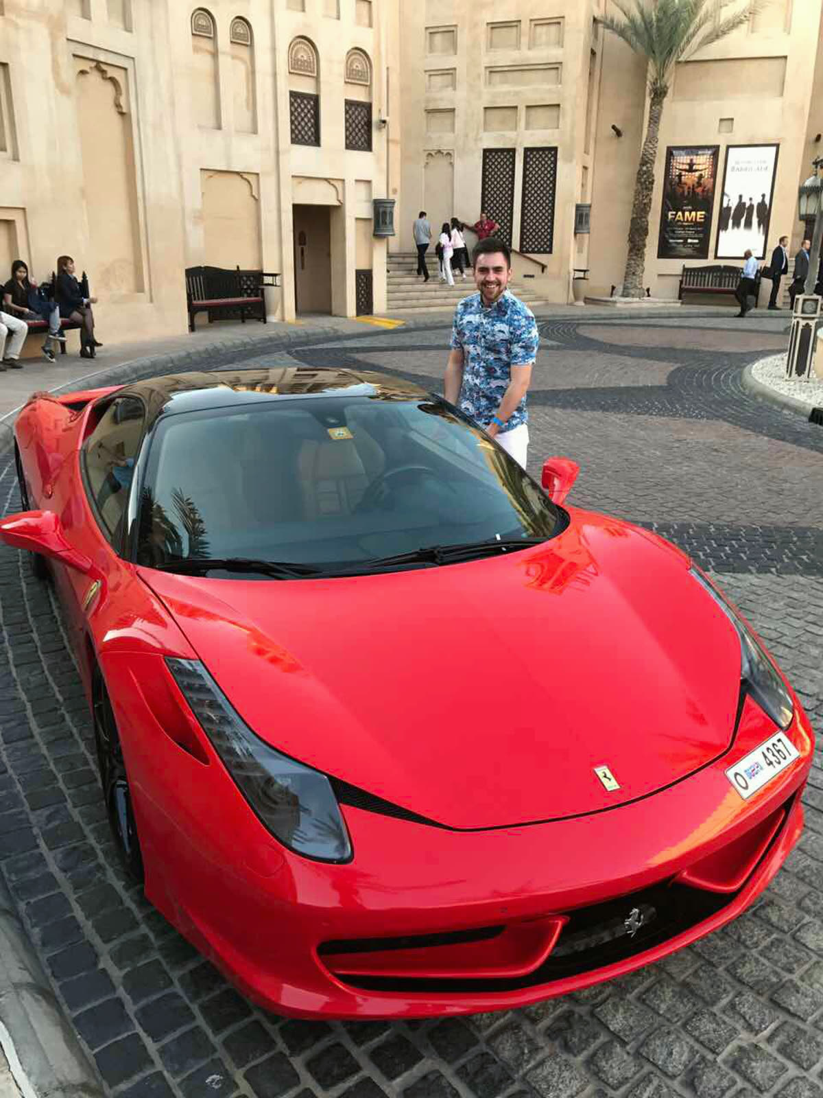 Богдан Орловський біля червоної Ferrari у Дубаї